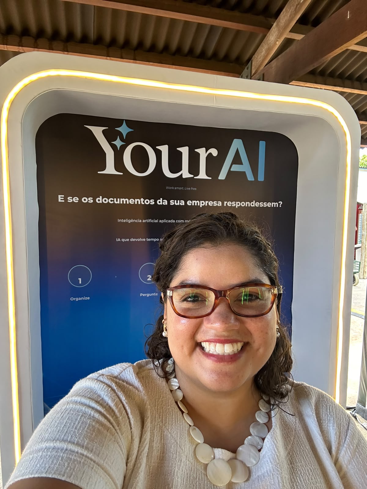 Fernanda, do time, no kiosk da YourAI no parque.